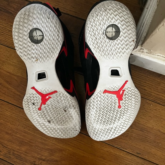 Youth size 7 Jordan basketball shoes - Picture 4 of 4